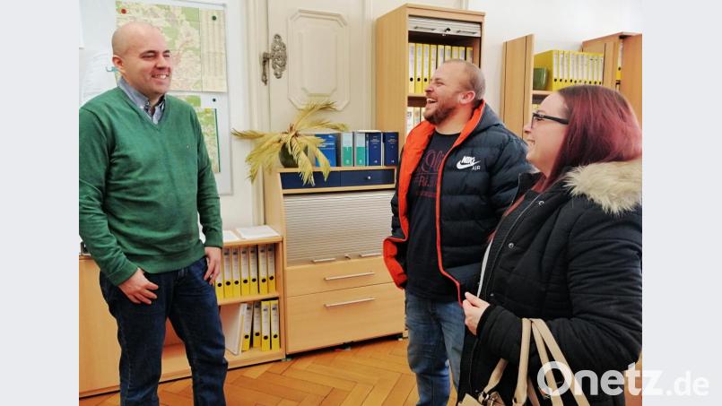 Versöhnung. Gegenseitiges Verständnis. Und ein Lächeln: Busunternehmer André Linzer spricht sich mit Samuel und Nicoletta Fahrmer aus. Bild: anv