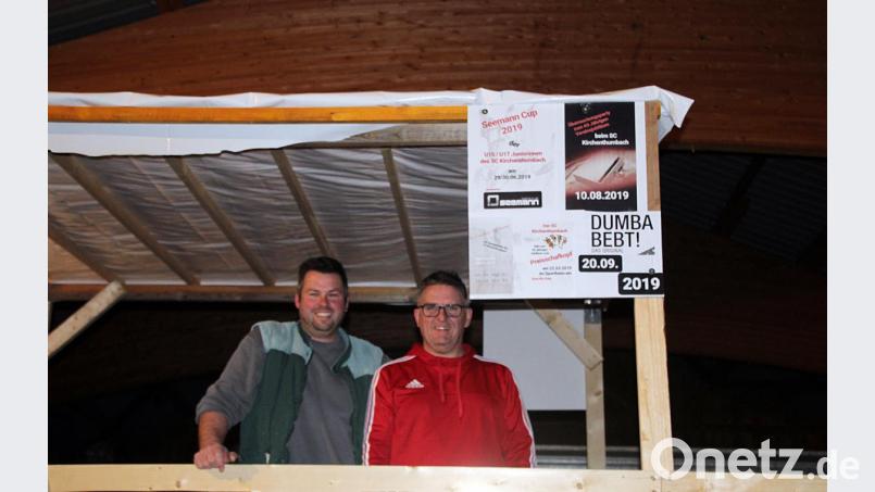 Die Arbeit ist getan, nun geht es ans Feiern: Michael Hagenburger (links) und Harry Kunert testen schon einmal die Aussicht vom Umzugswagen, mit dem sich der Sportclub am Samstag am Kirchenthumbacher Faschingszug beteiligt. Bild: jma
