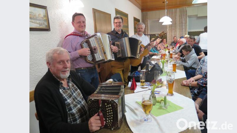Ganz spontan bildeten Ludwig (Luk) Dötsch, Alois Lindner, Erwin Hornauer und Helmut Reichl (von links) ein Volkmusik-Quartett. Bild: jzk