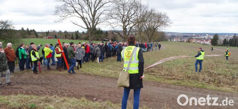 Das tatsächlihe Ausmaß der Erdverkabelung mit 50 Metern Breite zeigte die BI Weiden gegen die Stromtrassen den Teilnehmern bei der Trassenbegehung. Bild: Dobmeier