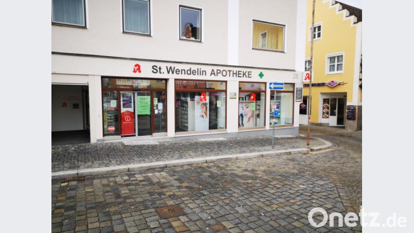 Vor drei Jahren wurde die St.Wendelin-Apotheke am Marktplatz eröffnet– nun musste sie zumachen. Die Gründe sind vielfältig und haben mit dem Umsatz und dem Personal zu tun. Ob sie wieder einmal aufmacht, steht derzeit noch in den Sternen. Der Apotheker spricht von „vorübergehender Schließung“. Bild: Thomas Dobler