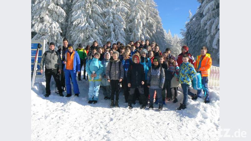 Mitterteicher Mittelschüler verbrachten im Langlaufzentrum Silberhütte einen traumhaften Wintersporttag. Bild: exb