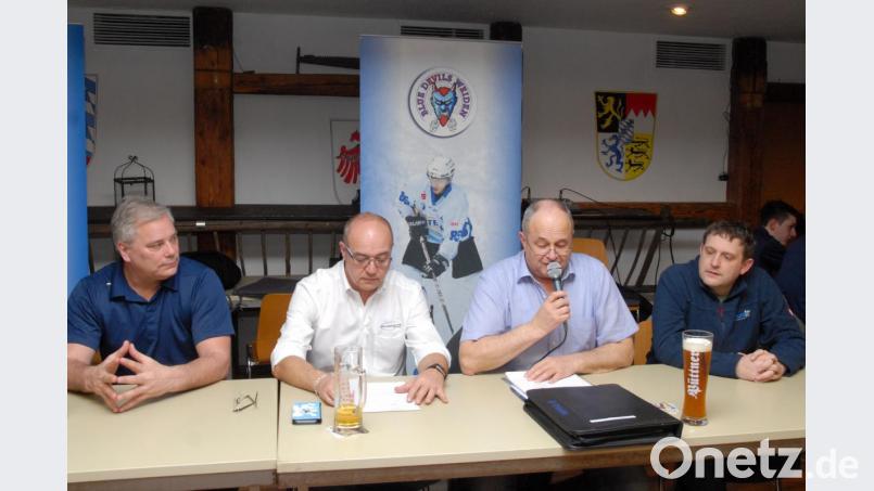 Trainer Ken Latta (von links), Sprecher Manuel Stöckl, EV-Vorsitzender Thomas Siller sowie stellvertretender Vorsitzender Tobias Hacker standen Rede und Antwort. Bild: gb