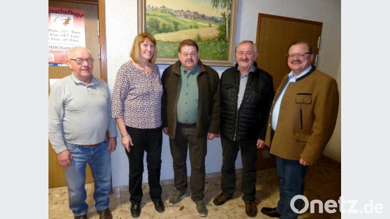 Bernhard Schön und sein Sohn sind die neuen Pächter der Jagd um Thanhausen. Im Bild (von links): 2. Vorstand Josef Bäuml, Jagdvorsteherin Martha Jung, Bernhard Schön senior, Kreisjagdberater Gregor Ziegler und Bürgermeister Alfred Stier. Bild: bir