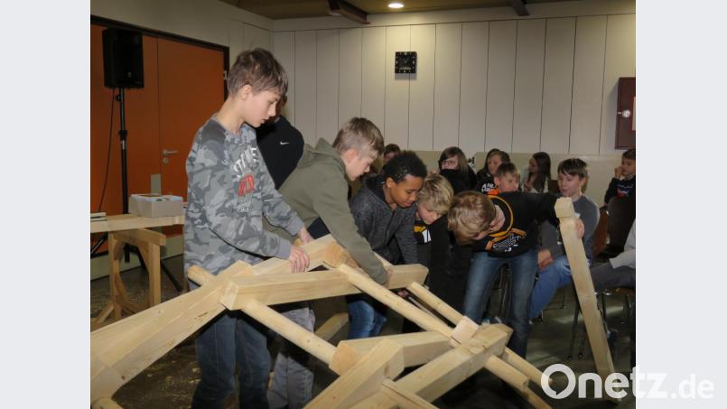 Wer aufmerksam zuschaut, hat mehr vom Leben: Ruckzuck mit wenigen Handgriffen zerlegten die Buben die Brücke und bauten sie wieder genauso auf, wie Betz sie vorher aufgestellt hatte. Bild: ubb