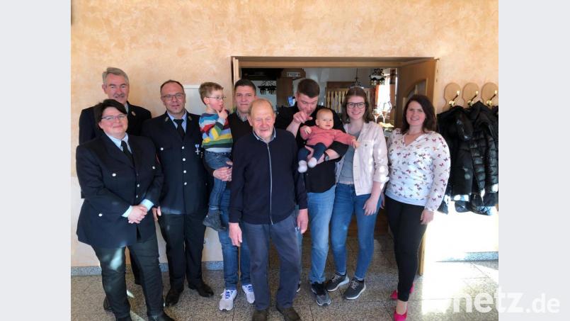 Die Muglhofer Wehr mit ihrer Vorsitzenden Sieglinde Fleischmann (links) und Kommandant Martin Graf (vorne daneben) gratulierten ihrem langjährigen Mitglied Josef Balk (Bildmitte) aus Matzlesrieth zu seinem 80. Geburtstag. Bild: ror
