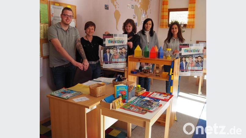 Andreas Haberkorn (Erster von links) arbeitet als Erzieher im Kinderhort St. Anton in Weiden. Damit auch andere Jungs für diesen Beruf gewonnen werden, werben (von links) Kinderhort-Leiterin Gabriele Ertl und Karin Hartung, Monika Langner und Christina Schönberger vom Bündnis für Familie Bild: Bühner