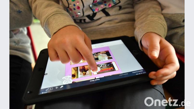 Bis an allen Schulen im Landkreis an vernetzten Tablets gearbeitet werden kann, wird es noch etwas dauern. Mit dem Digitalpakt wird zur Ausstattung einiges Geld in die zahlreichen Bildungseinrichtungen des Landkreises fließen. Bild: dpa/Martin Schutt