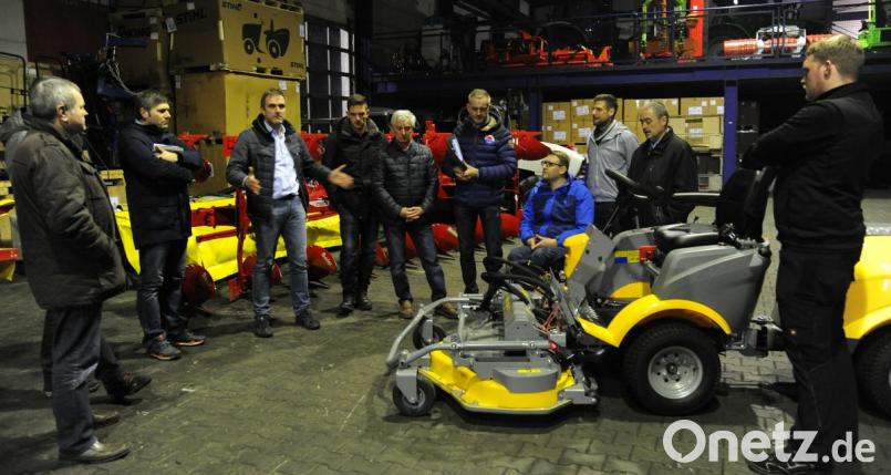 Thomas Milde (Dritter von links) informiert den Gebenbacher Gemeinderat, welches Fahrzeug einerseits kostengünstig angeschafft werden kann, andererseits aber alle Voraussetzungen für Sommereinsatz und Winterdienst erfüllt. Bild: gf