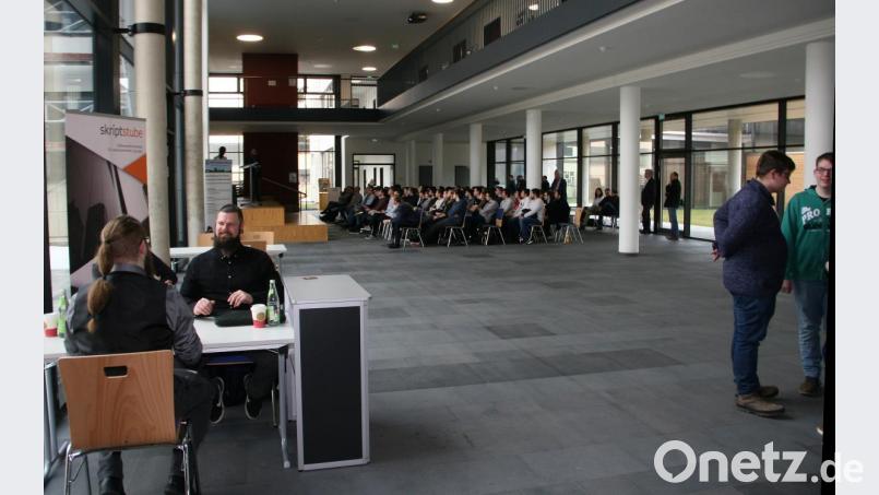 Die Job- und Praktikantenbörse erfreut sich steigender Beliebtheit. Erstmals fanden die Fachvorträge in der neuen Schulaula statt. Bild: wro