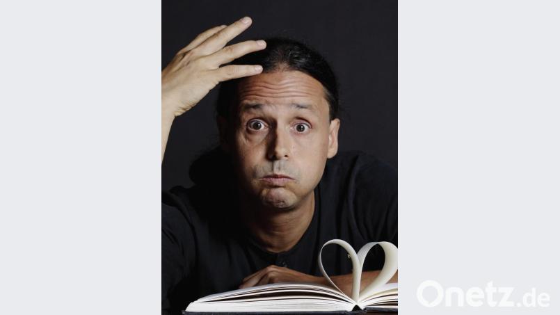 Philipp Weber, der „Verbraucherschützer“ unter den deutschen Kabarettisten, widmet sich in „Weber N°5“ ganz dem Thema Marketing. Bild: Simon Büttner