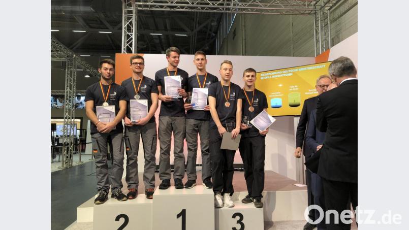 Bei den Worldskills Germany in der Berufsgruppe des deutschen Mechatronik-Nachwuchses auf Platz drei zu landen, werteten die Rogers-Verantwortlichen als tollen Erfolg. Unser Bild zeigt die Siegerehrung mit dem Rogers-Buben auf dem Siegertreppchen. Bild: do