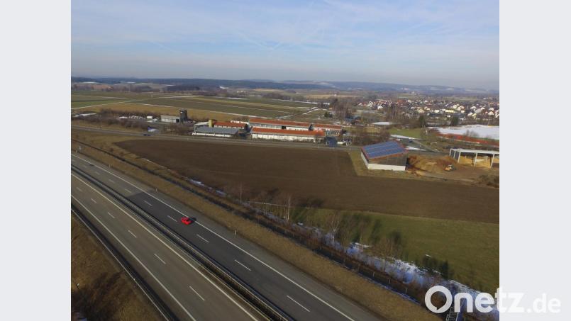Auf der braunen Wiese gegenüber der Straßenmeisterei, zwischen Straße und A 6 sowie neben dem Hackschnitzelheizwerk am südlichen Ortseingang von Vohenstrauß, könnte das Krematorium entstehen. Bild: Michael Ascherl