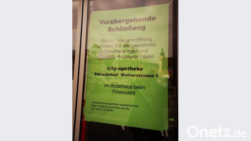 Ein Plakat im Schaufenster der St.Wendelin-Apotheke weist auf eine "vorübergehende Schließung" hin. Bild: Thomas Dobler