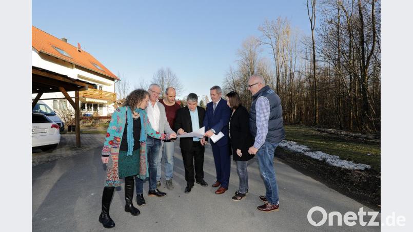 Gesprächsrunde mit Abgeordnetem Stefan Schmidt (Mitte) und Bürgermeister Joachim Neuß (Dritter von rechts) in Bernreuth: Links die Wohnbebauung, rechts hinter dem Wäldchen liegt die Schießbahn. Bild: Wolfgang Steinbacher