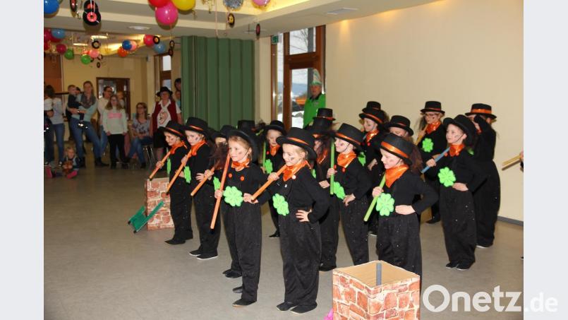 Die Kleinsten von „Grün Weiß“ tanzten als Schornsteinfeger um die mitgebrachten Kamine. Bild: amö