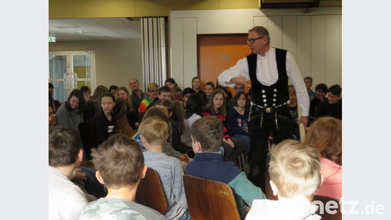 Gespannt hörten die Schüler zu, was ihnen "Paul Ballmer" alias Richard Betz zu sagen hatte. Bild: ubb