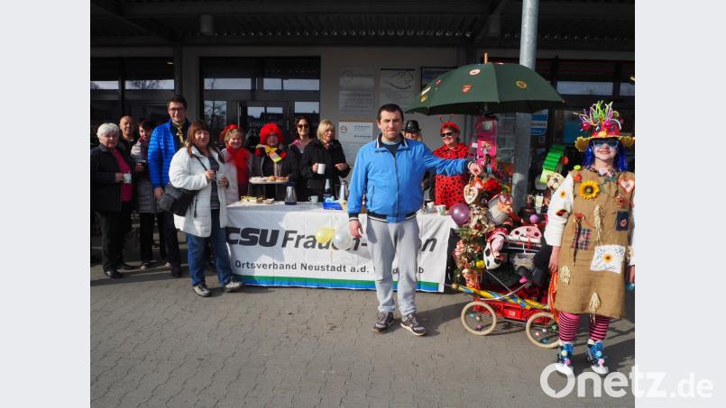 Die Frauen-Union verteilt am Weiberfasching in Neustadt Kaffee, Krapfen und Sekt. Bild: krb