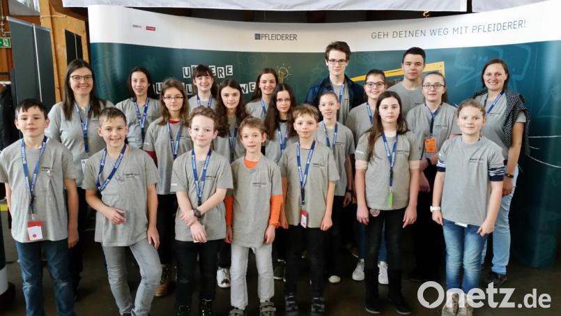 Die 18 Oberviechtacher Teilnehmer stellten sich zusammen mit den Betreuerinnen Paula Deml (Zweite von links) und Andrea Klug (rechts) der Jury von &quot;Jugend forscht&quot;. Bild: lg