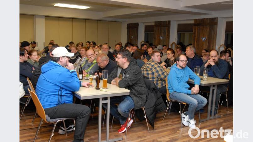 Zahlreiche Fans kamen nach Altenstadt zum Fanstammtisch der Blue Devils Weiden. Bild: gb