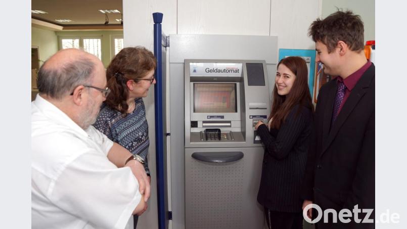 Gestern wurde der Geldausgabeautomat nach dem Einbau in Betrieb genommen. EDV-Chef Siegmar Kirsch (links) hat ihn programmiert, Lena Kohl (Zweite von rechts) durfte ihn testen. Zufrieden mit dem Ergebnis waren Helga Hofweller (Zweite von links) und Geschäftsstellenleiter Matthias Fütterer. Bild: bkr