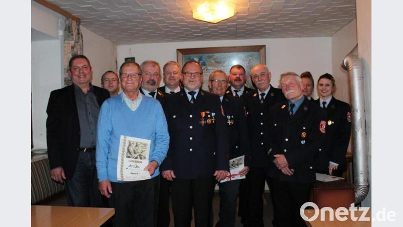 Für langjährige Mitgliedschaft bei der Feuerwehr Zogenreuth gab es Urkunden. Mit im Bild Landrat Richard Reisinger, Bürgermeister Joachim Neuß, Kreisbrandrat Fredi Weiß, Kreisbrandinspektor Michael Schmidt, Erster Kommandant Thomas Striegel, Vorsitzender Georg Roßbacher sowie die beiden Feuerwehrfrauen Sarah Kraus (rechts) und Miriam Budek, die sich erfolgreich der Truppmannausbildung gestellt haben. Bild: cs