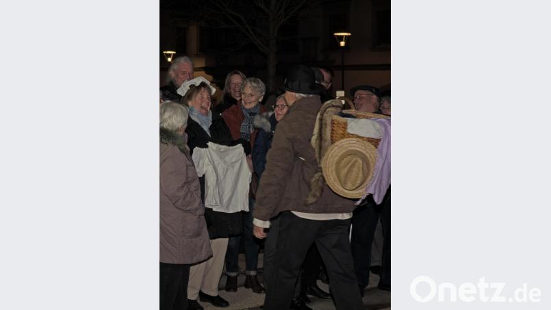 Der Zigeuner (Karl Jäger) stattet eine feine Dame mit der neuesten Mode aus. Bild: tr