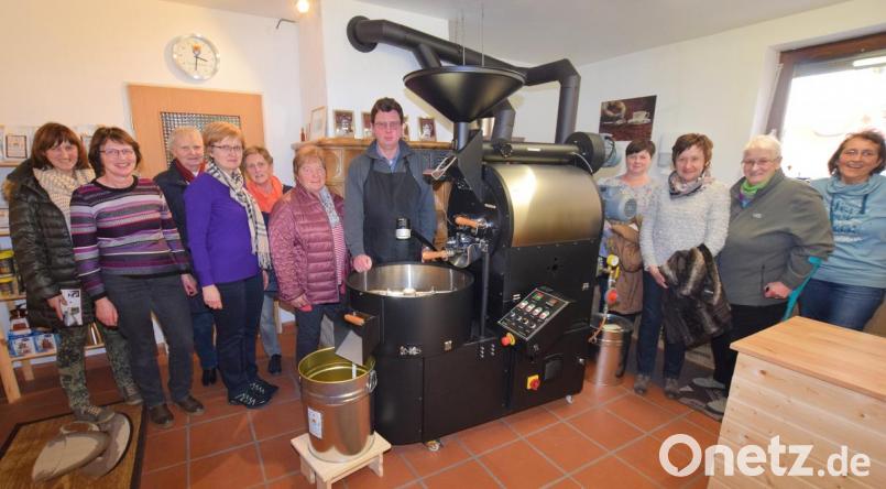 Die Erklärungen von Andrée Janzen (an der Maschine), wie er die Kaffeebohnen röstet, wecken bei den Damen des Katholischen Frauenbunds die Vorfreude auf eine frisch gebrühte Tasse des köstlichen Getränks. Bild: no