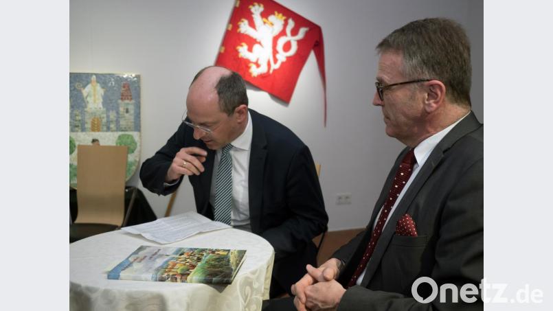 Benedikt Bisping und Franz Stahl (von links) trugen Sagen aus ihrer jeweiligen Stadt vor. Bild: tr