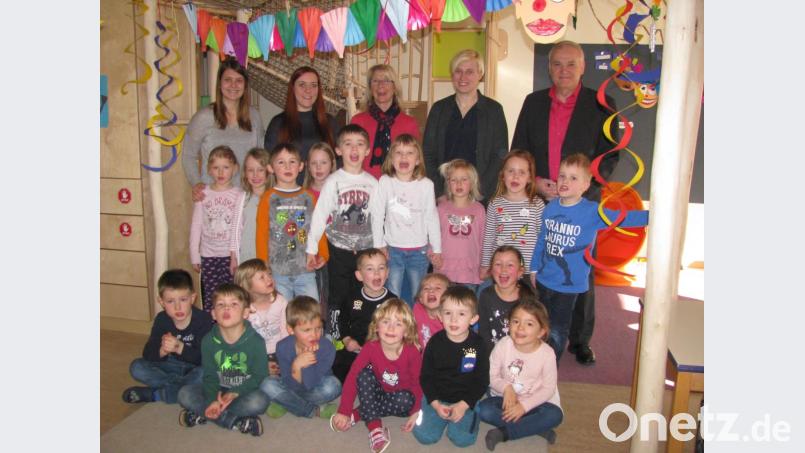 Die Kinder der Delphingruppe sowie Patricia Kastner (hinten links), Bürgermeister Günter Kopp (von rechts), Kathrin König und Ingrid Hoffmann begrüßen Stefanie Hupfer in der Einrichtung. Bild: exb