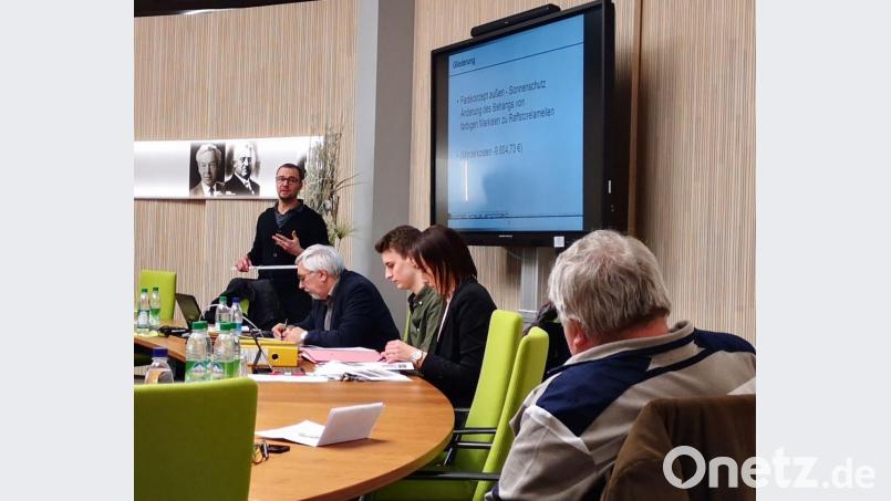 Architekt Konrad Kraus erläutert vor dem Bauausschuss, warum auf Drängen der Lehrer das Farbkonzept für die Fenster der Schule geändert werden musste. Bild: Thomas Dobler
