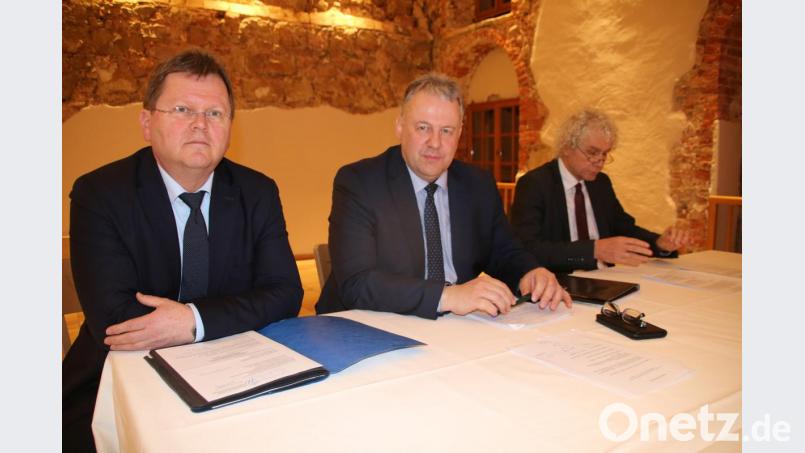 Fassen die Tagung zusammen: Geschäftsführer Johann Keller, Amberg-Sulzbachs Landrat Richard Reisinger und der Tirschenreuther Landrat Wolfgang Lippert. Bild: jrh