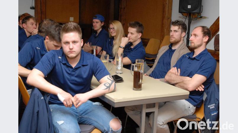 Der komplette Kader des Oberliga-Teams kam zum Fanstammtisch. Bild: gb