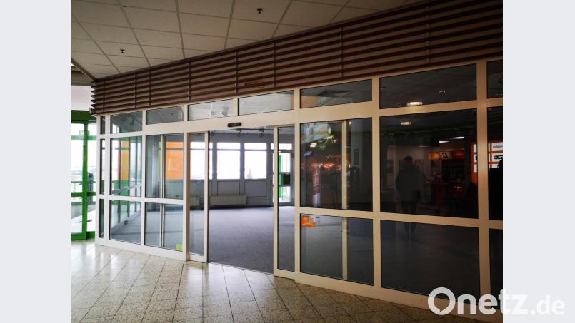 Im Globus-Warenhaus gab es seit seiner Eröffnung 1995 bereits vier verschiedene Apotheken. Die aktuelle hat vor einigen Wochen geschlossen. Wie zu hören war, lag es am Problem, einen geeigneten Filialleiter zu finden: Es muss ein ausgebildeter Apotheker sein. Bild: Thomas Dobler