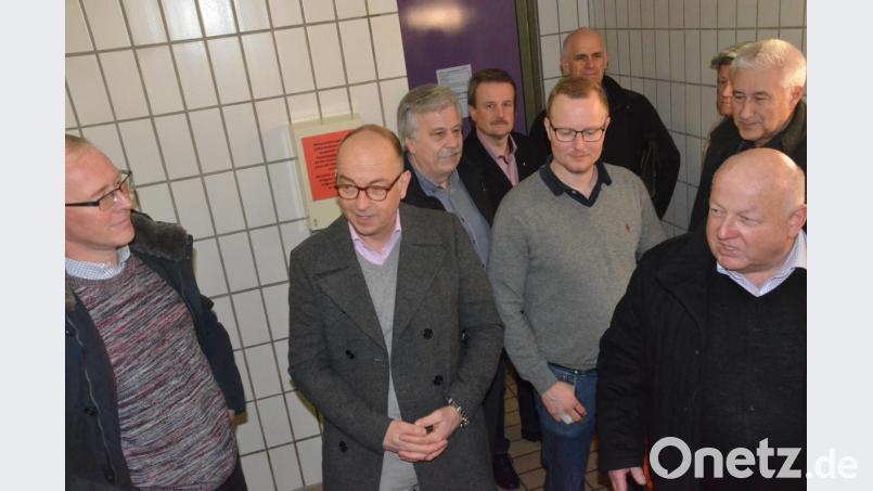 Die Vertreter der Fraktionsgemeinschaft nehmen auch die Schülerinnen-Toiletten ins Visier: Auch hier gibt es Bedarf für Nachbesserungen. Bild: Kunz