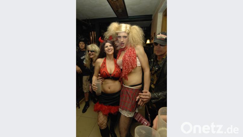 Einige Kostüme lassen in der Faschingszeit tief blicken. Bild: Alexander Unger