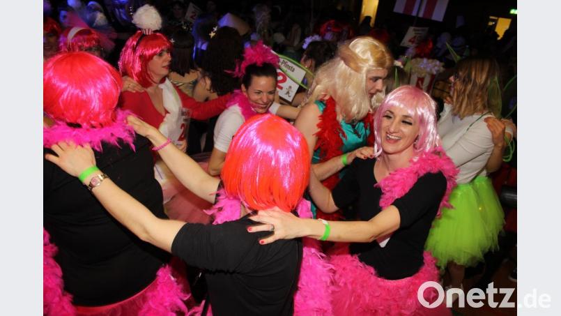 Masken in Rot. Bild: frd