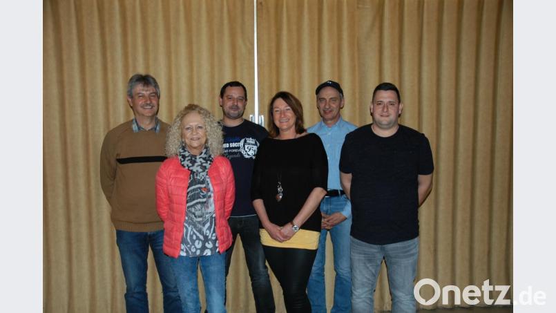Mit der Arbeit des Fördervereins des FC Dießfurt sehr zufrieden sind Siegbert Brüderer, Evelyn Fischer, Bernhard Loos, Alexandra Schick, Rudi Fischer, Jürgen Gilch. Bild: fs
