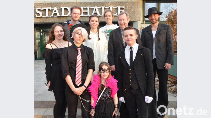 Der Vampir (Zweiter von links) mit Butler (rechts) und eine feine Dame in Abendgarderobe (Mitte) landen bei der Maskenprämierung des Realschulfaschings in der Stadthalle auf den ersten Plätzen. Bild: dob