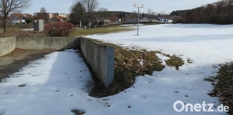 Für die Errichtung einer Kindertagesstätte mit Erweiterungsmöglichkeiten auf einer etwa 2000 Quadratmeter großen Teilfläche auf dem Freibad-Areal (Bild) hat das Landratsamt einen positiven Bauvorbescheid erlassen. Bild: kö