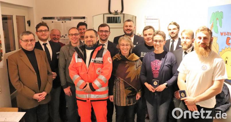 Neben einem Rückblick stehen bei der Jahreshauptversammlung etliche Ehrungen an. Patrick Conrad (von rechts), Benjamin Müller (Medaille für Lebensrettung), Vorsitzender Josef Ott, Ingrid Schmidt, Armin Schmidt (Medaille für Lebensrettung), Regina Conrad (30 Jahre), dahinter Uwe Conrad (40 Jahre), Pascal Hofmann (10 Jahre), Peter Sirtl (30 Jahre), Kreisgeschäftsführer Sandro Galitzdörfer, Christian Lohner (25 Jahre), Bürgermeister Peter Lehr, Max-Ferdinand Kreutzer, der Vorsitzender der Kreiswasserwacht, und Stadtverbandsvorsitzender Dieter Kies. Bild: myd
