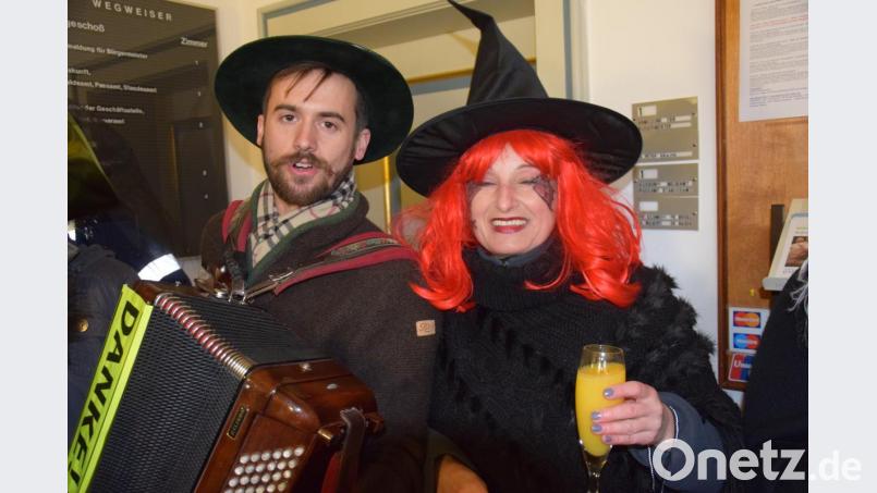 Florian Gröniger war gestern noch Hexenmusikant in Amberg gewesen - heute war er schon wieder in Schmidmühlen in der ersten Reihe mit dabei. Bild: bö