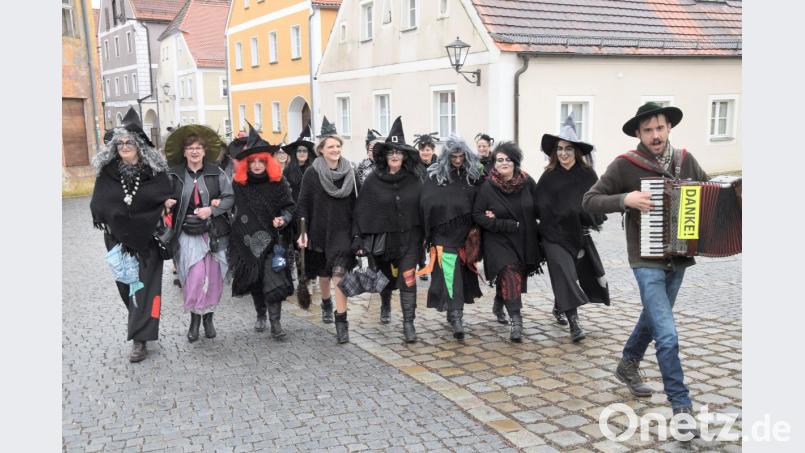 Der Marsch zum Rathaus liegt immer genau an der Hexenroute - dort wartete Bürgermeisterstellvertreter Martin Bauer bereits auf seine "Lieblinge". Bild: bö