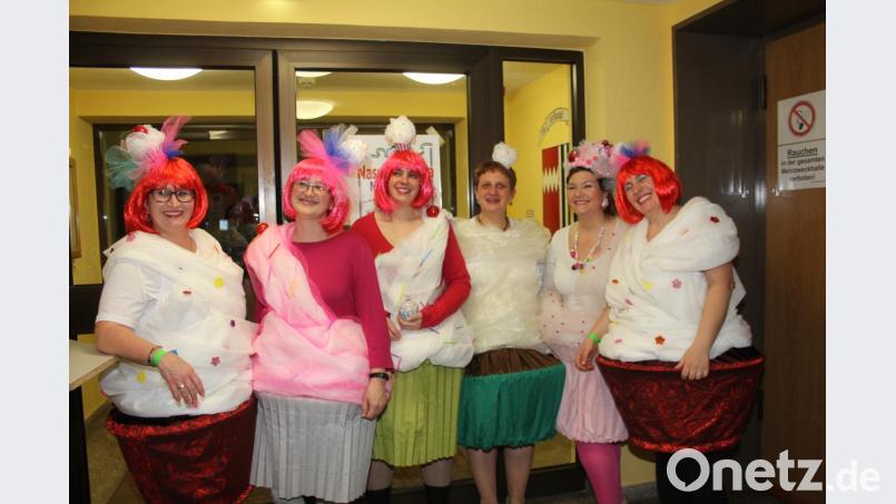 Bunte Maskengruppen traten zur Maskenprämierung an. Bild: frd