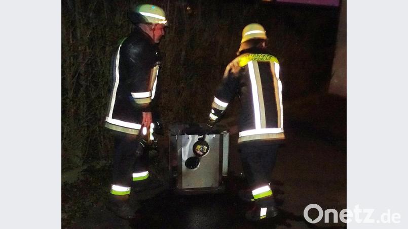 Die Rothenstädter Feuerwehr schafft den Ofen ins Freie. Bild: Dobmeier