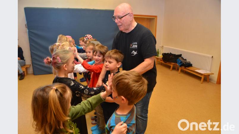 Klaus Inderst leitet die Mädchen und Buben der Kindertagesstätte Don Bosco beim Selbstbehauptungskurs professionell an. Bild: dob