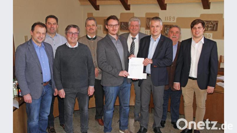 Mit ihrer Unterschrift bestätigten die kommunalen Mandatsträger die Gründung des Energieeffizienz-Netzwerkes. Bild: nm