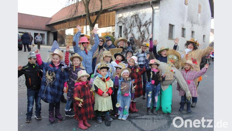 Auch den Kindern machte es Spaß, beim Ausackern dabei sein zu dürfen. Bild: frd