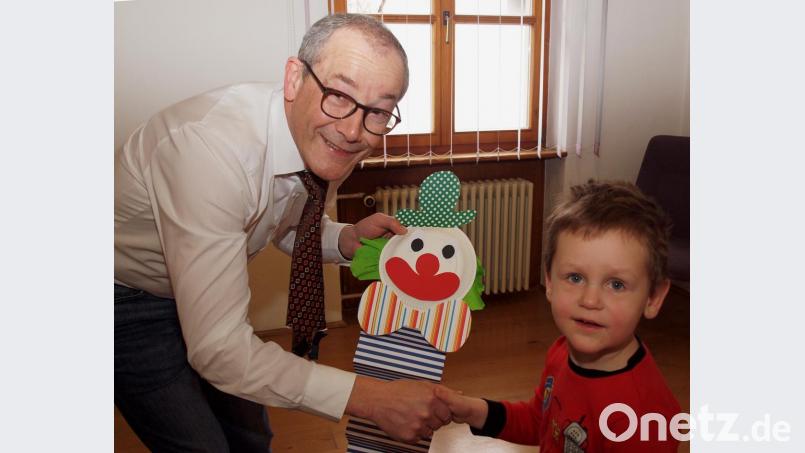 Einen faltbaren Papier-Clown überreichte Felix der Bürgermeister als Geschenk der Kindergartenkinder. Bild: sön