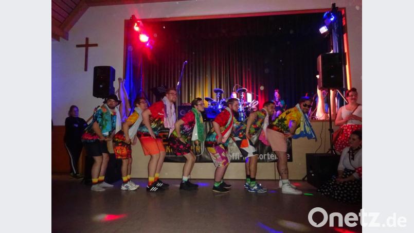 Das Männerballett des TSV Reuth zeigte im Hawaii-Outfit den &quot;Waikiki-Tanz&quot;. Bild: wrm